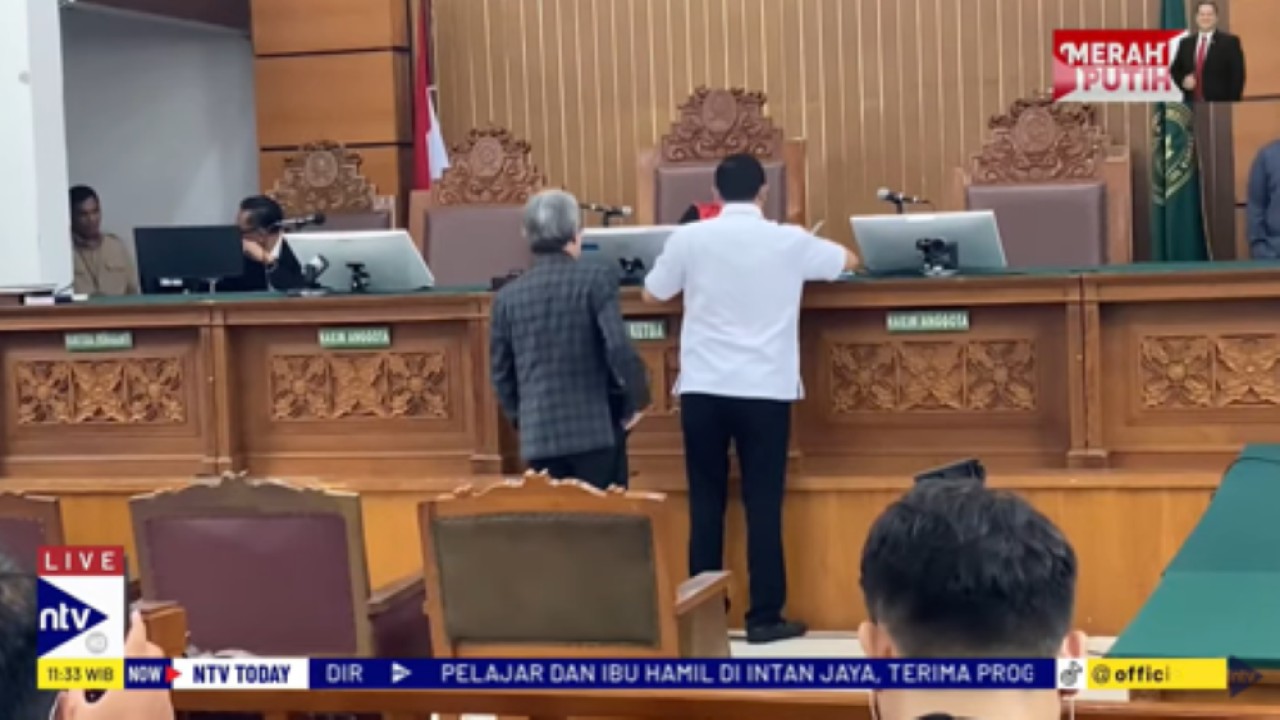 Tim Penasihat Hukum Hasto Kristiyanto, Todung Mulya Lubis bersama Ronny Talapessy menyerahkan berkas kepada Hakim yang akan memimpin jalannya sidang praperadilan