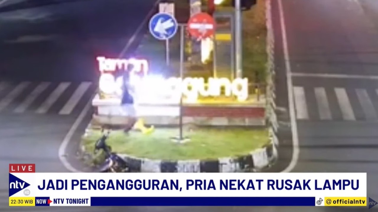 Seorang pria di Malang, Jawa Timur, berinisial DBS, nekat merusak tiga lampu taman.