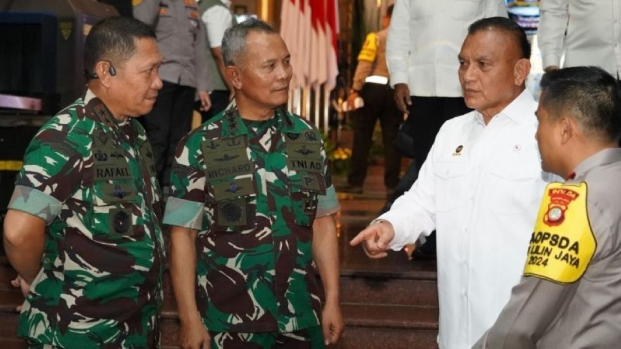 Kasum TNI Letjen TNI Richard Tampubolon menghadiri monitoring pengamanan Tahun Baru 2025 di Polda Metro Jaya. (Foto: Instagram @puspentni)