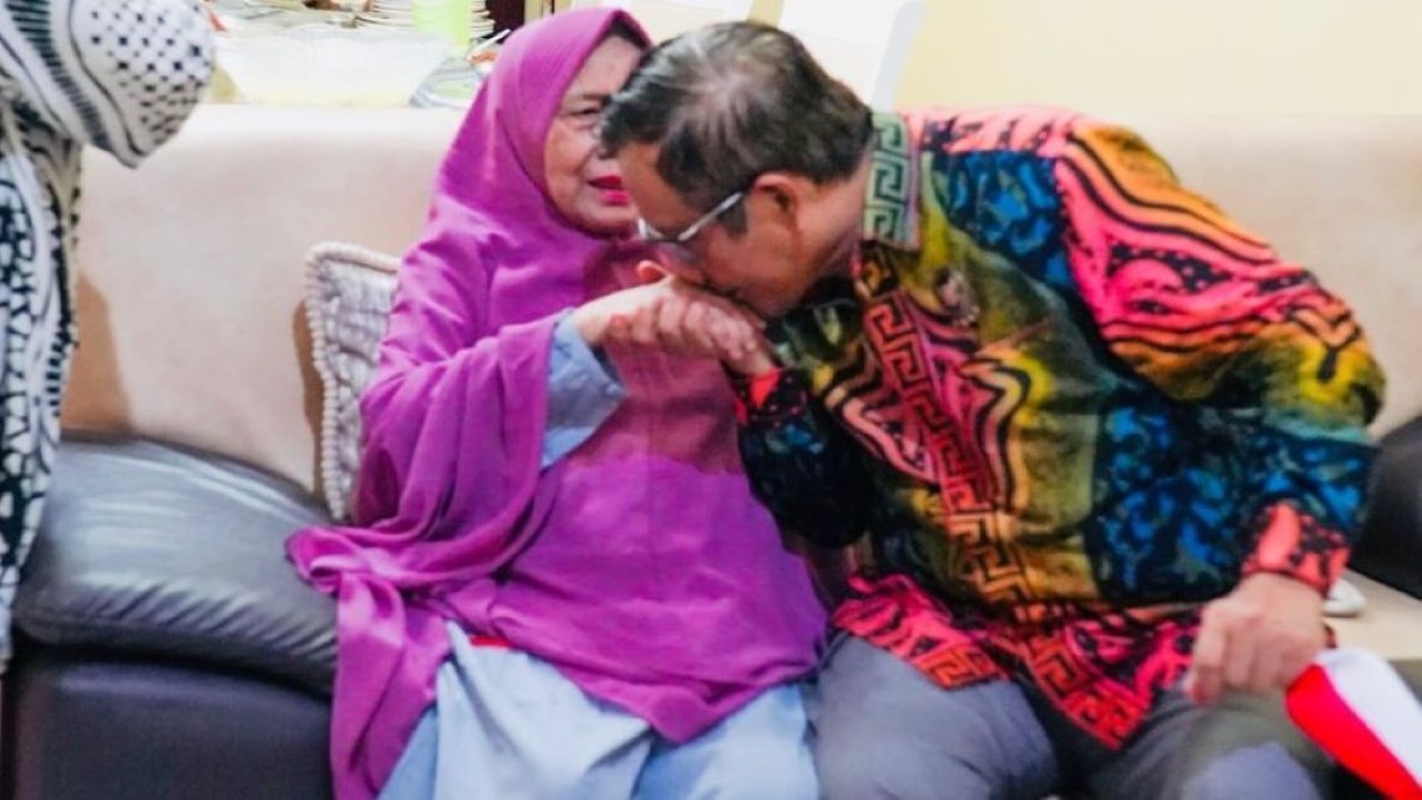 Mahfud MD bersama sang bunda, Hj. Siti Khadijah. (Foto: Instagram @mohmahfudmd)