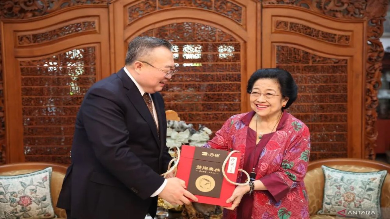 Ketua Umum PDIP Megawati Soekarnoputri menerima kunjungan Menteri Departemen Hubungan Internasional Komite Sentral Partai Komunis Tiongkok (IDCPC) Liu Jianchao di kediamannya di Menteng, Jakarta Pusat, Jumat (17/1/2025). (ANTARA/HO-PDIP)