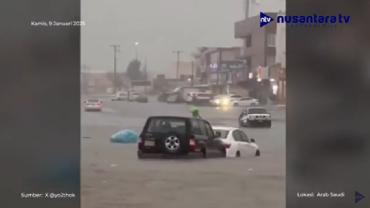 Banjir yang menerjang Kota Mekkah dan Madinah mengakibatkan sejumlah mobil tenggelam dan terbawa arus