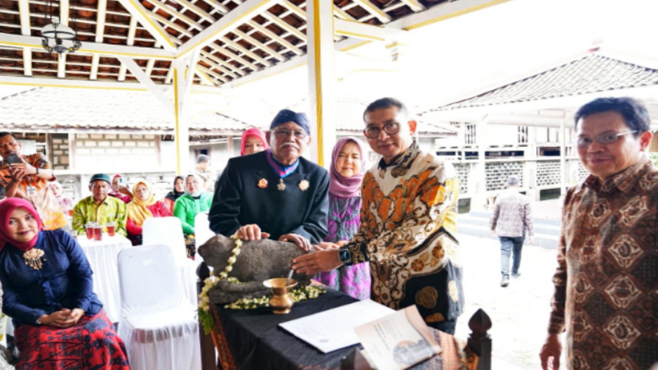 Menteri Kebudayaan Fadli Zon Resmi Terima 47 Arca Bersejarah dari Keluarga Panembahan Hardjonagoro di Surakarta/Foto: Istimewa