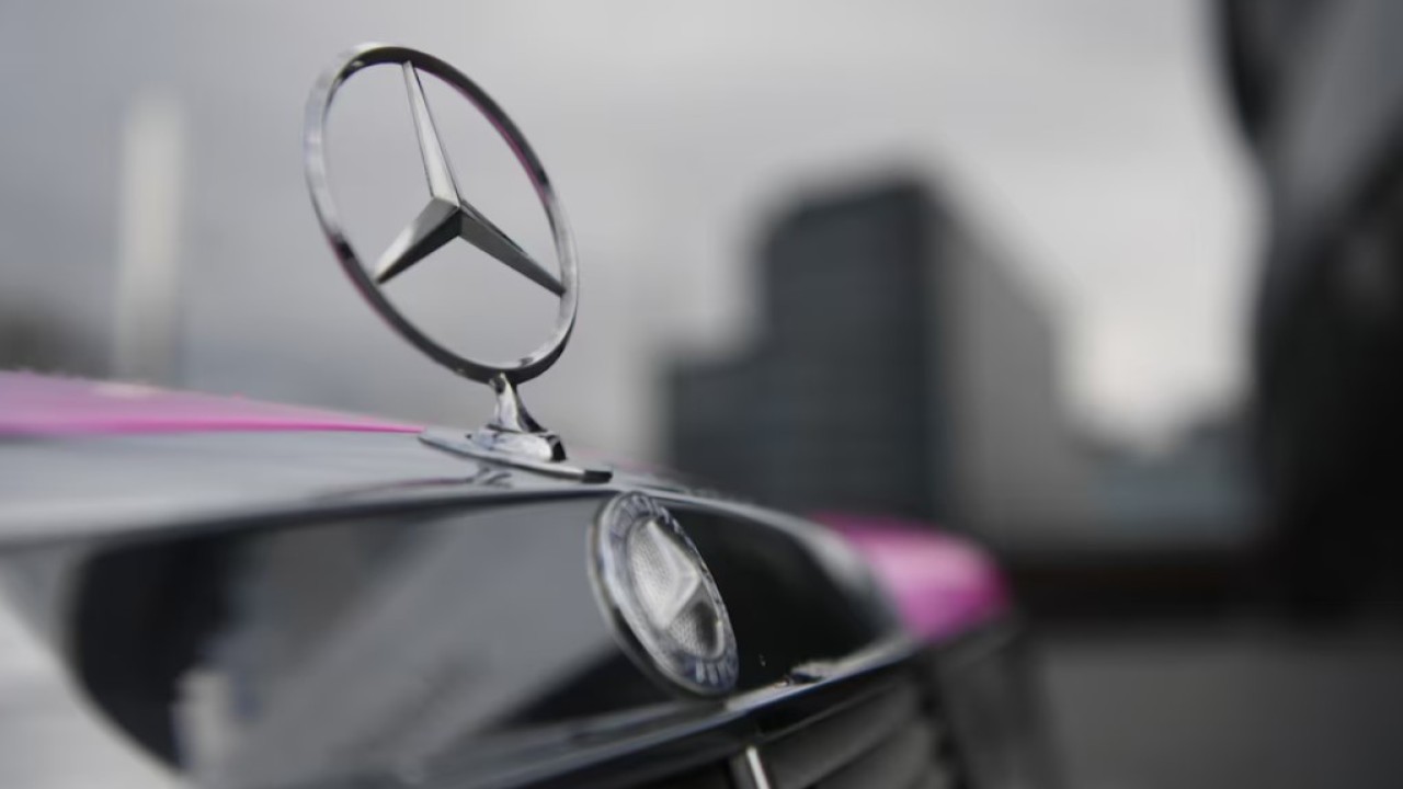 Ilustrasi. Logo Mobil Mercedes-Benz. (Foto: Dok/Tingshu Wang/Reuters)