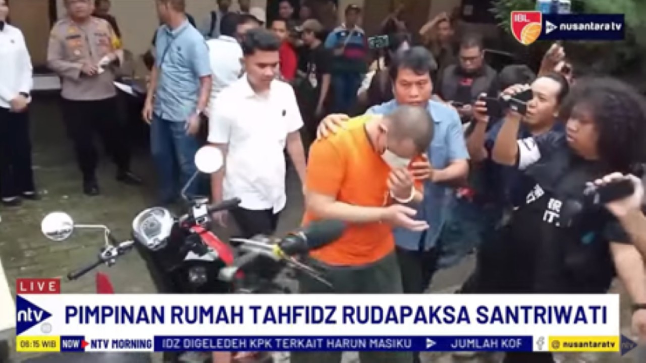 Feri Syarwan (memakai kaus tahanan berwarna oranye), pimpinan rumah tahfidz di Kabupaten Gowa, Sulawesi Selatan ditangkap karena merudapaksa tiga santriwatinya