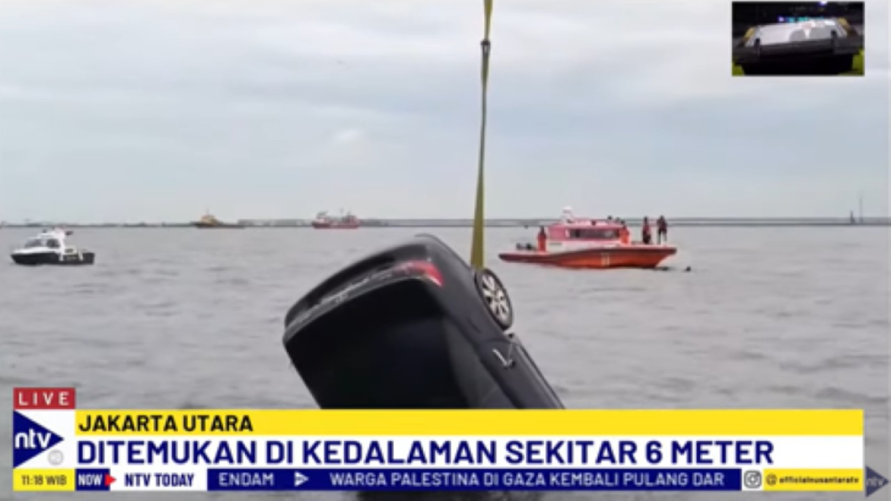 Basarnas mengevakuasi mobil milik Brigjen TNI Hendrawan Ostevan yang tewas tenggelam di laut Marunda