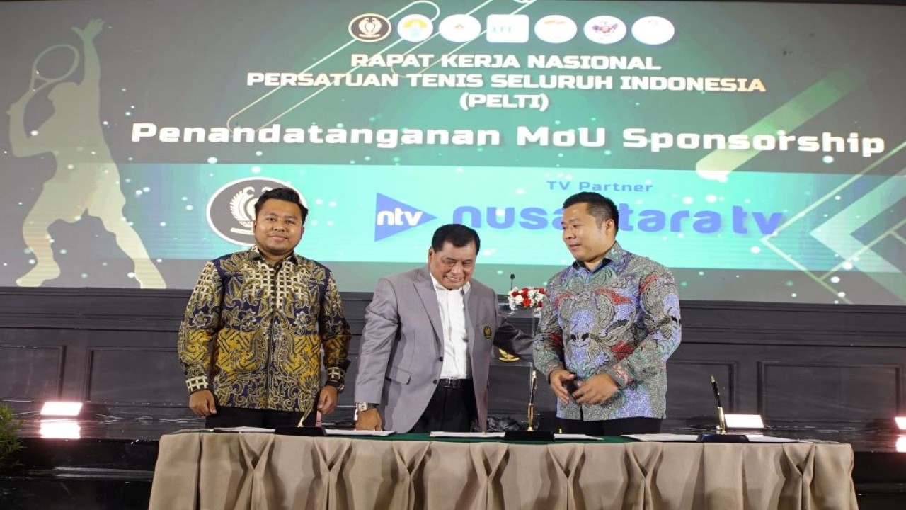 Direktur Nusantara TV Randy Tampubolon (kanan) didampingi Tommy William Tampubolon (kiri) bersama Ketua Umum PP Pelti Nurdin Halid (tengah) melakukan penandatanganan Nota Kesepahaman (MoU)