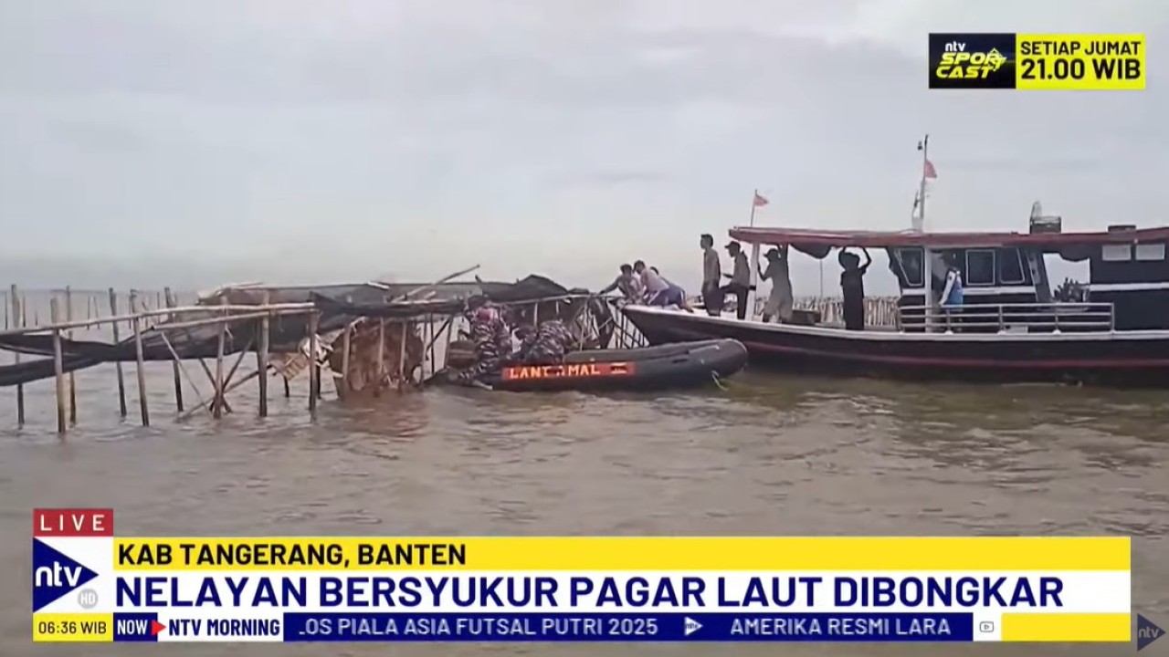 Pembongkaran pagar laut di perairan pesisir Kabupaten Tangerang Banten dilakukan tim gabungan TNI Angkatan Laut (AL).