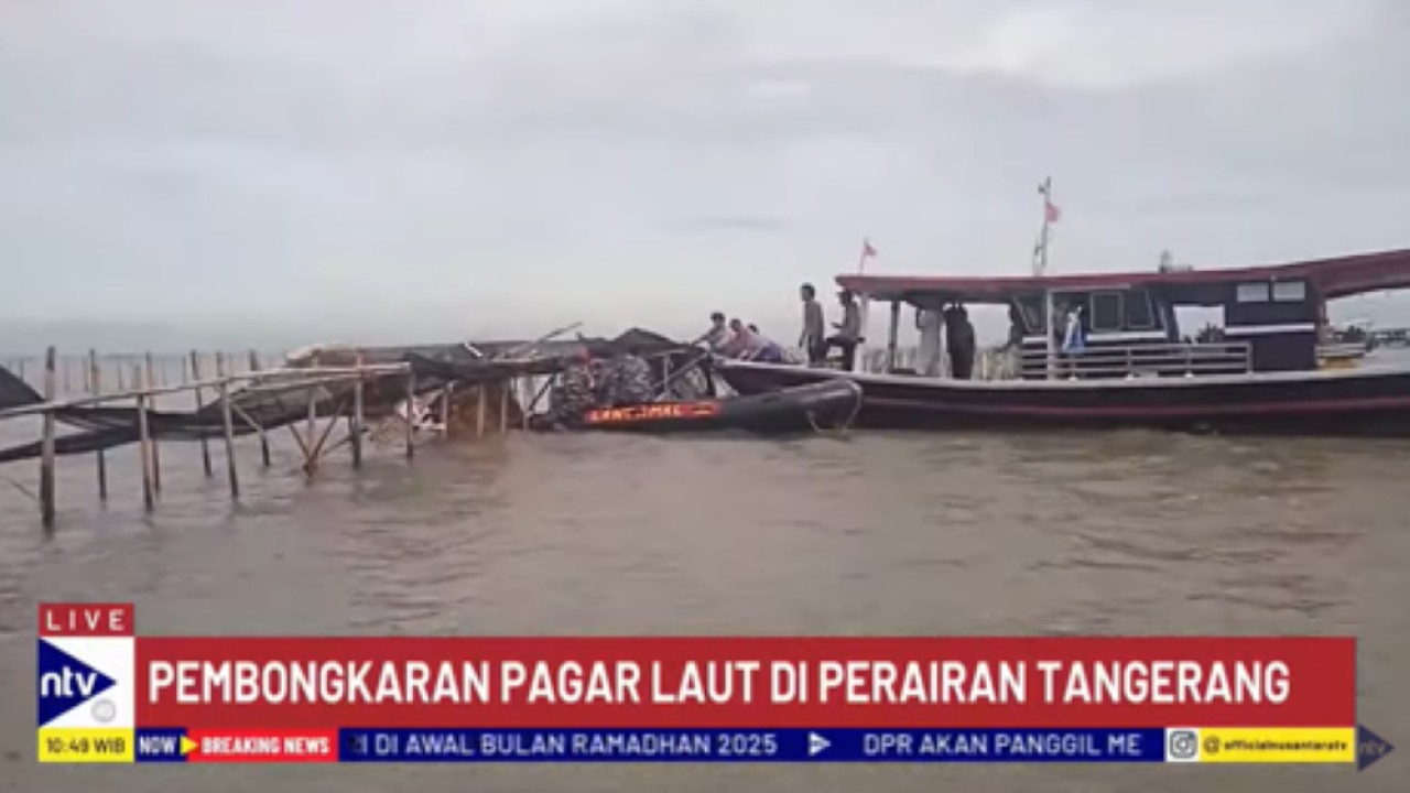 Tim Gabung TNI-Polri bersama para nelayan membongkar pagar bambu di laut Kabupaten Tangerang