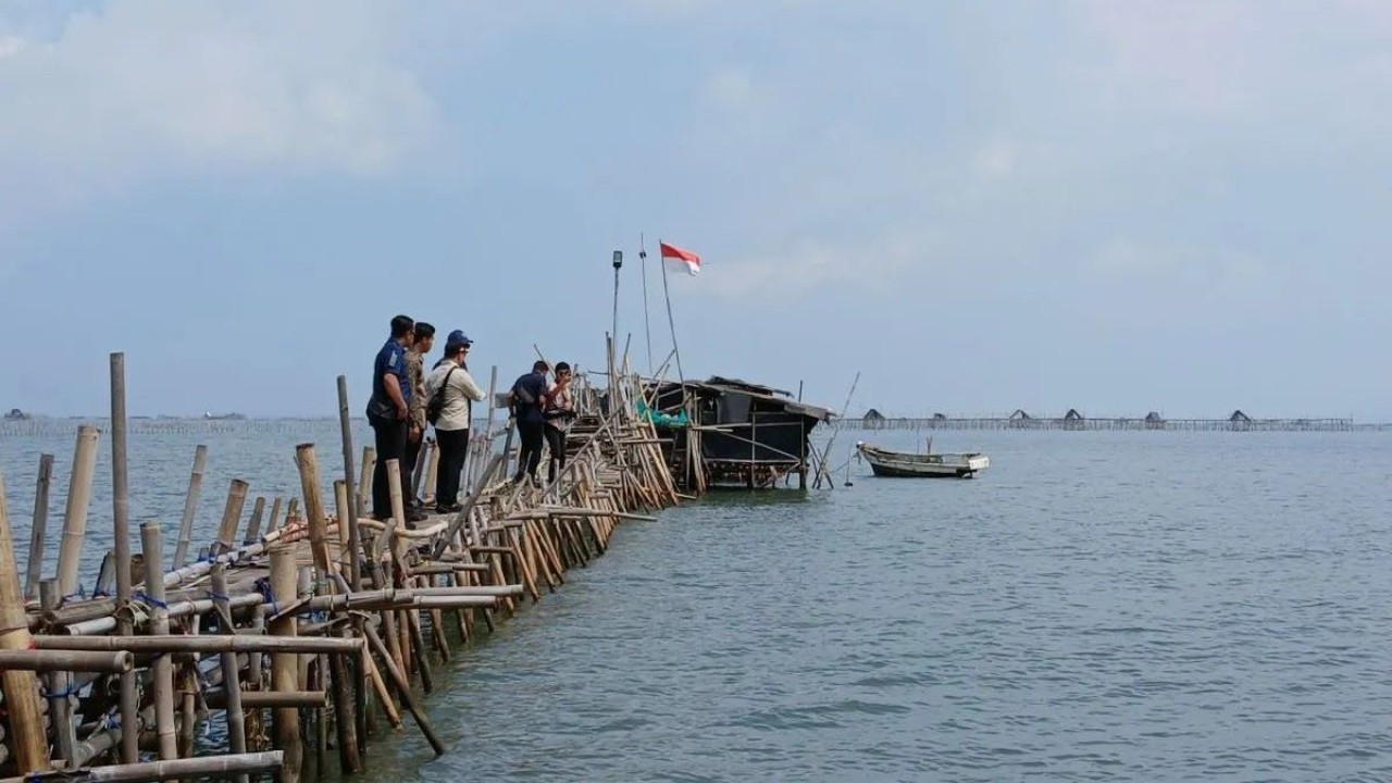 Menteri ATR/Kepala BPN Nusron Wahid melakukan peninjauan lapangan ke area lahan yang bersertifikat hak guna bangunan (SHGB) dan sertifikat hak milik (SHM) pagar laut di Desa Kohod, Pakuhaji, Kabupaten Tangerang, Banten. (Foto: ANTARA/Azmi Samsul Maarif)