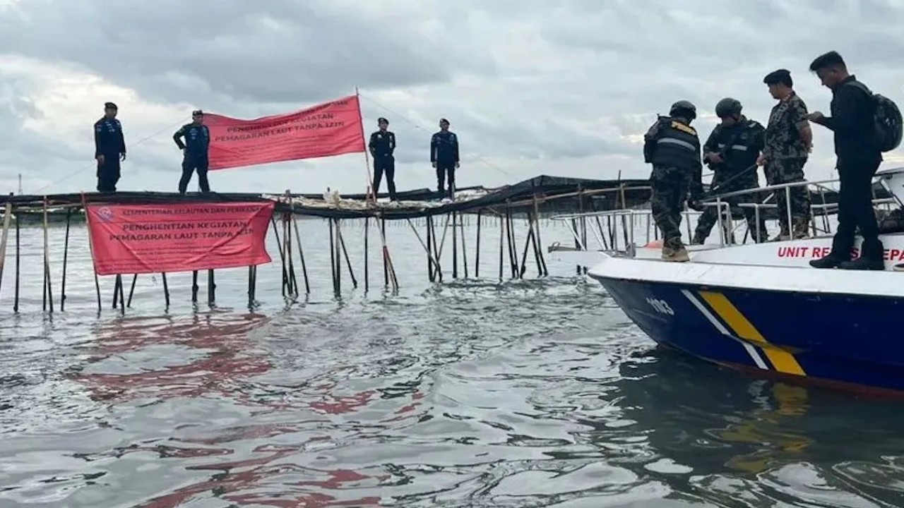 Sejumlah petugas Direktorat Jenderal Pengawasan Sumber Daya Kelautan dan Perikanan (PSDKP) Kementerian Kelautan dan Perikanan (KKP) menyegel lokasi pemagaran laut sepanjang 30,16 km di perairan pesisir Tangerang, Banten, Kamis (9/1/2025). (Foto: NTARA FOTO/Harianto/app/rwa)