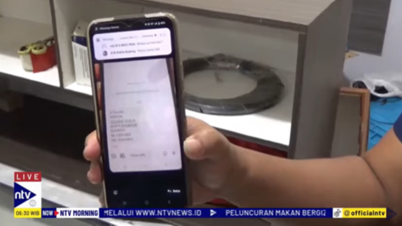 Pedagang laptop yang jadi korban penipuan memperlihatkan bukti transfer palsu dari pelaku