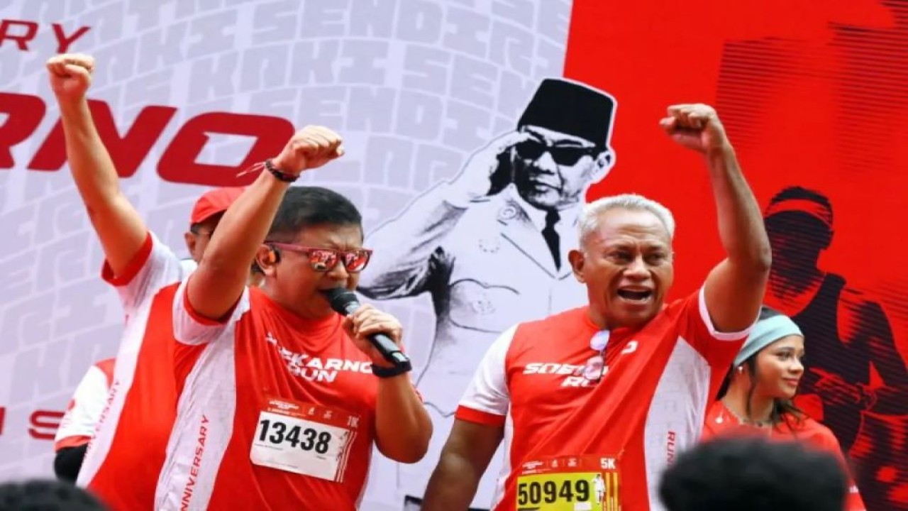 Sekretaris Jenderal PDI Perjuangan Hasto Kristiyanto (kiri) mengikuti Soekarno Run 2025 di kawasan Gelora Bung Karno (GBK), Jakarta, Minggu (12/1/2025). ANTARA/HO-PDIP