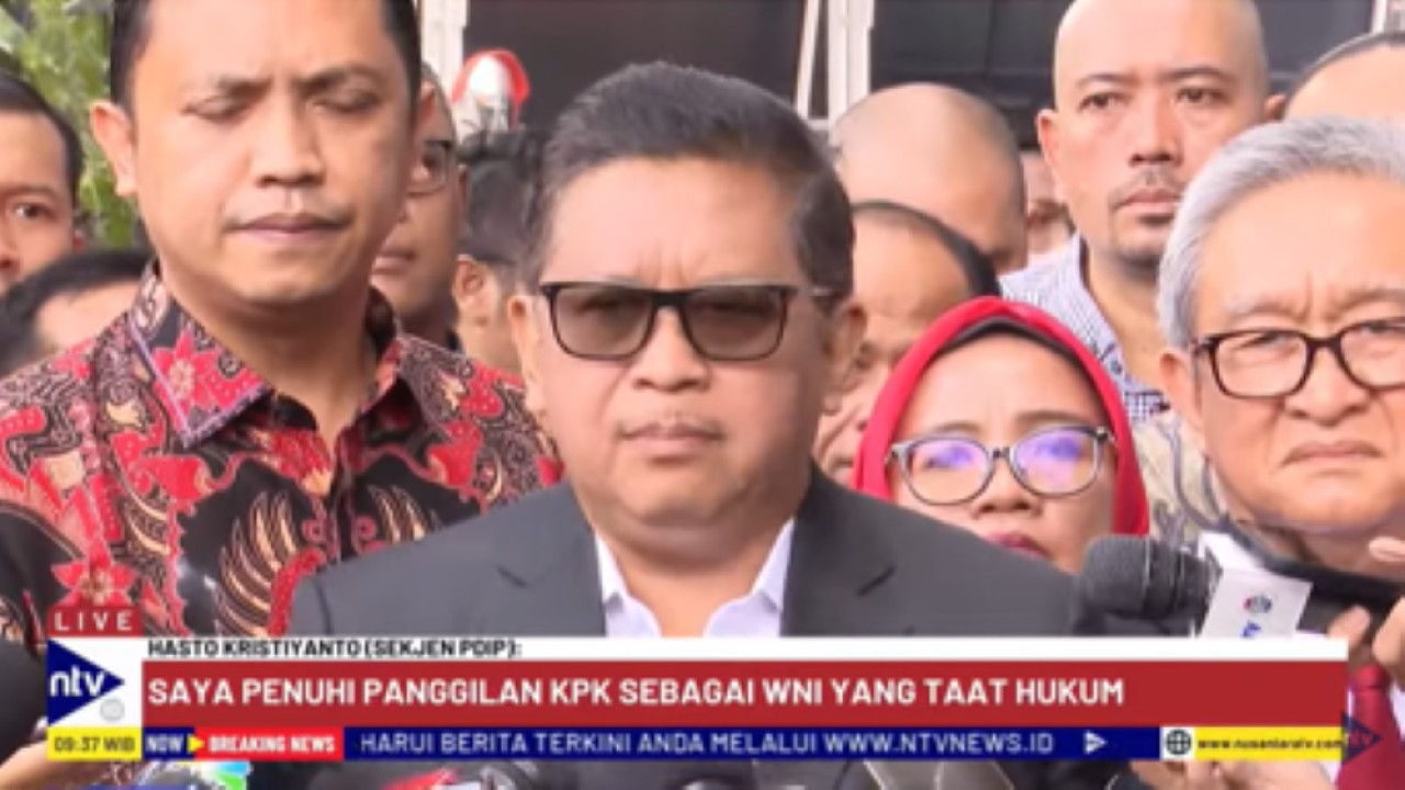 Sekjen PDIP Hasto Kristiyanto memberikan keterangan pers saat tiba di gedung KPK