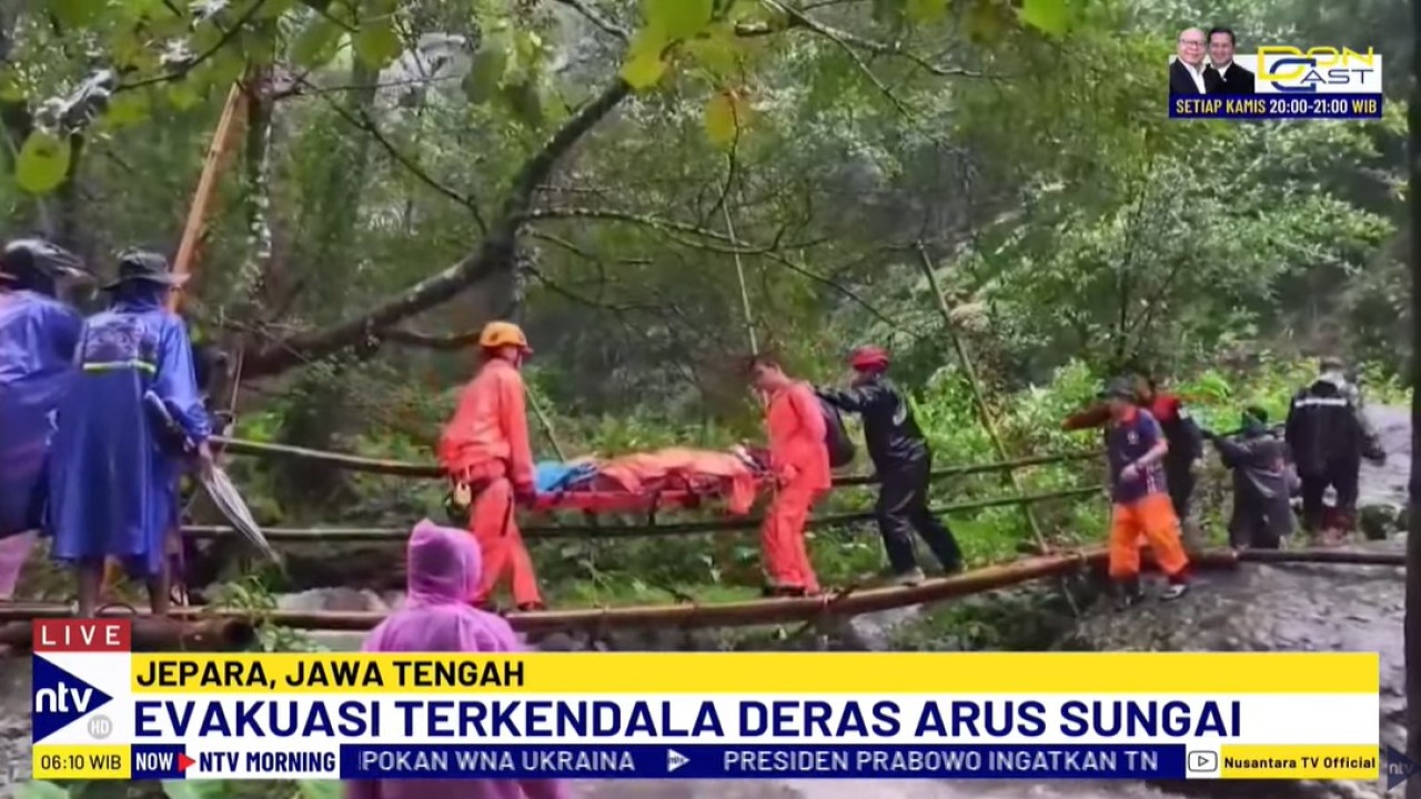 Tiga orang pendaki berkemah di lereng Gunung Muria. Tebing longsor menimpa mereka, dua orang selamat, sementara satu orang ditemukan meninggal dunia.