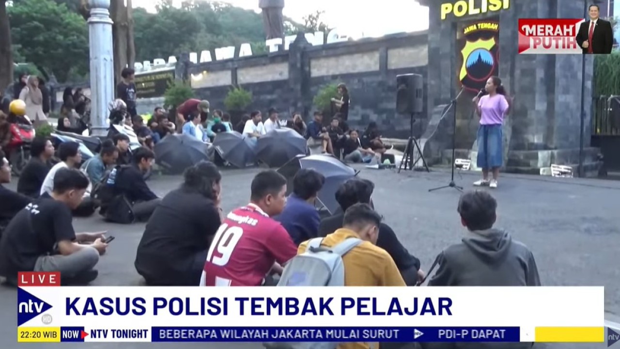 Massa aksi mendesak Polda Jateng menolak memori banding yang diajukan tersangka penembakan Gamma, Aipda Robig Zaenudin.