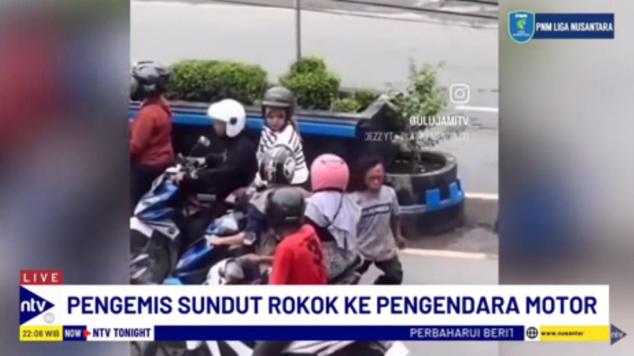 Seorang pengemis menyundut kaki pengendara motor di Tegal diduga marah karena tak diberi uang