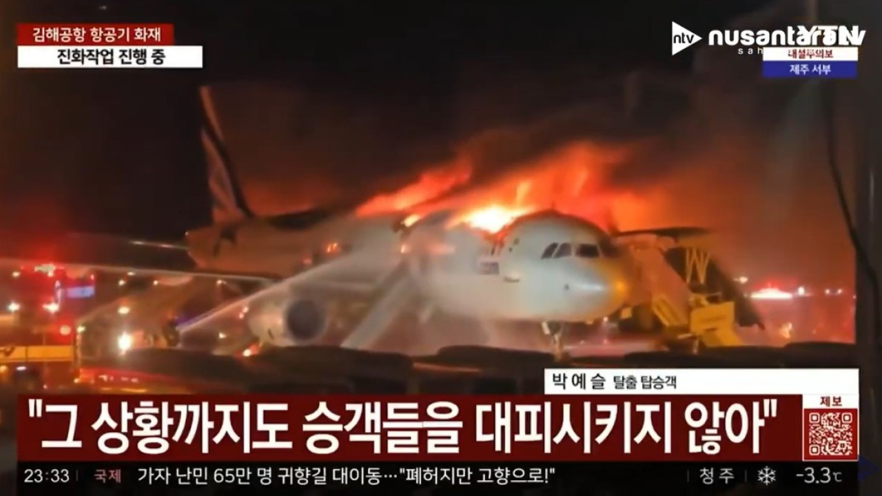 Sebuah pesawat penumpang Air Busan terbakar di Bandara Internasional Gimhae, Korea Selatan, pada Selasa malam, 28 Januari 2025. (Foto: Tangkapan layer)