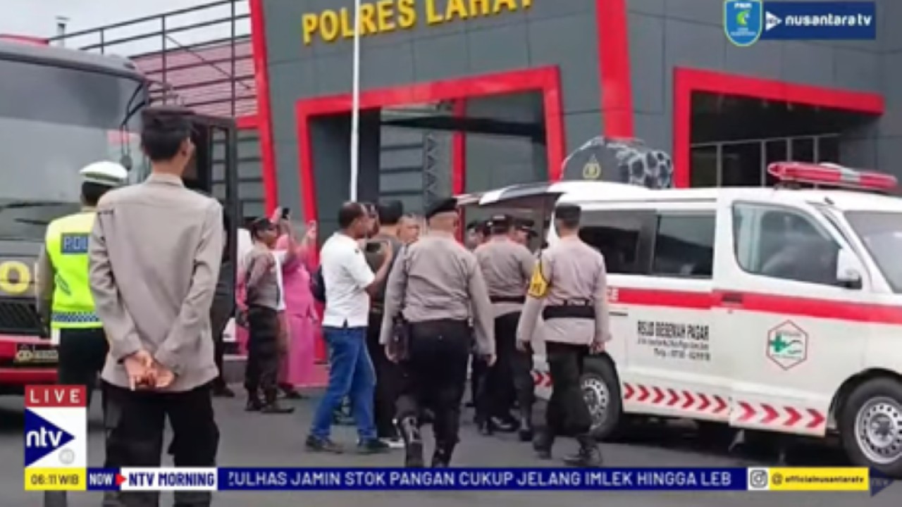 Pimpinan dan para personel polisi Polres Lahat, Sumatera Selatan melepas secara resmi keberangkatan jenazah Bripda Faras Nahbah Attalah yang meninggal akibat ditikam bandar narkoba