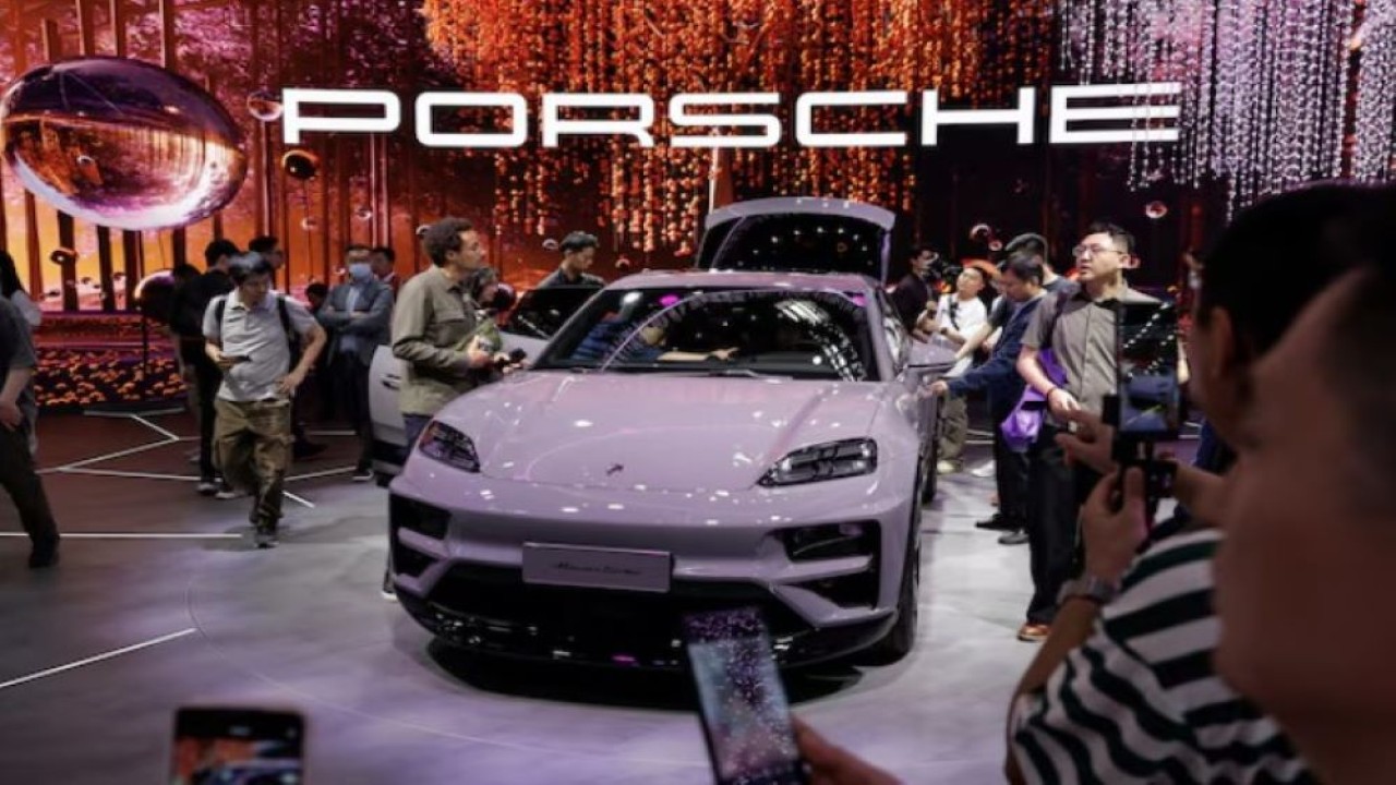 Kendaraan listrik Porsche Macan Turbo dipamerkan di stannya selama Pameran Otomotif Internasional Beijing, atau Auto China 2024, di Beijing, China, 25 April 2024. (Foto: Dok/Tingshu Wang/Reuters)