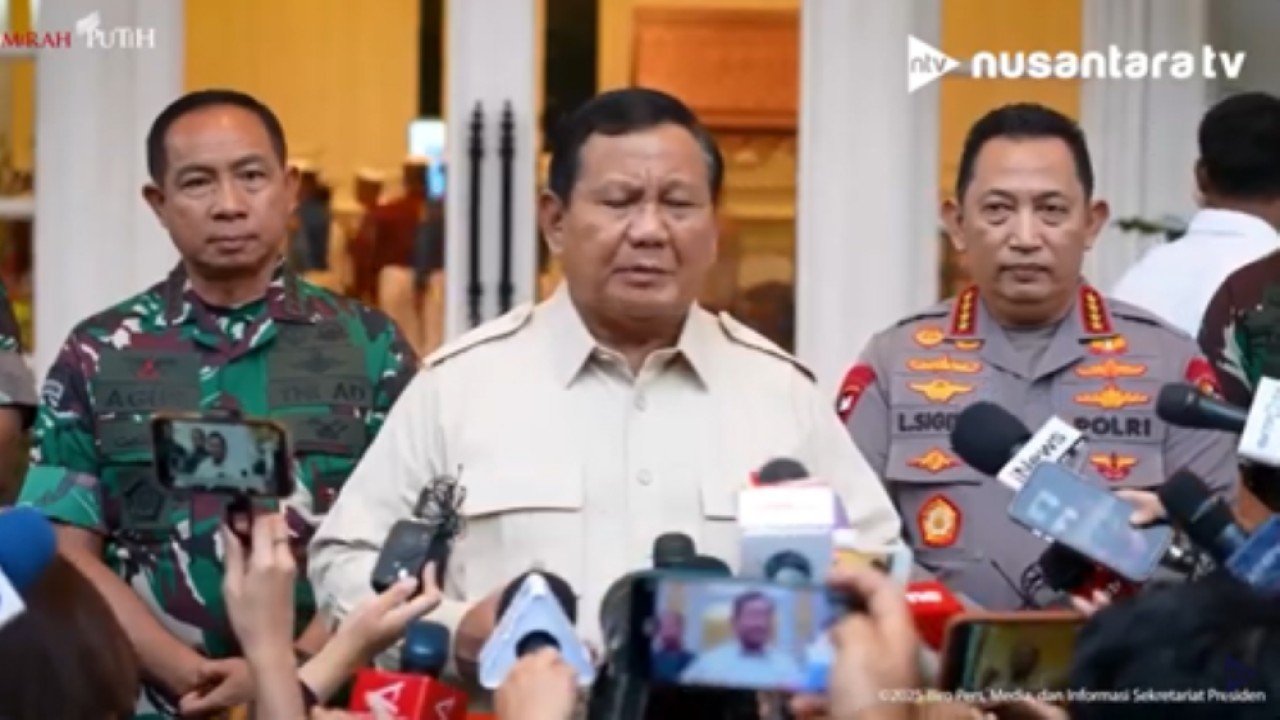 Presiden Prabowo Subianto didampingi Panglima TNI, Jenderal TNI Agus Subiyanto dan Kapolri Jenderal Listyo Sigit Prabowo memberikan keterangan pers usai menghadiri Rapat TNI-Polri 2025 di Jakarta