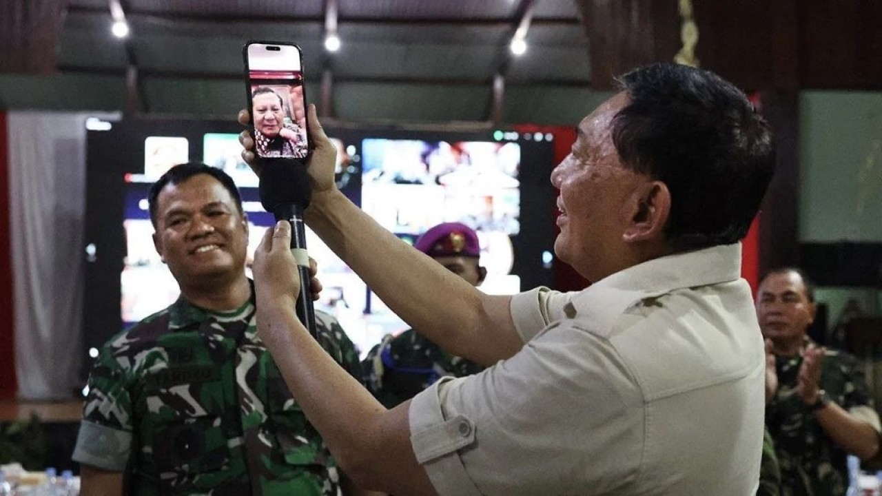 Menteri Pertahanan Sjafrie Sjamsoeddin (kanan) menunjukkan layar video call dengan Presiden Prabowo Subianto kepada para prajurit TNI di Markas Yonif 754/ENK, Timika, Papua Tengah, Selasa (31/12/2024). (ANTARA/HO-Biro Informasi Pertahanan Setjen Kemenhan RI/aa)