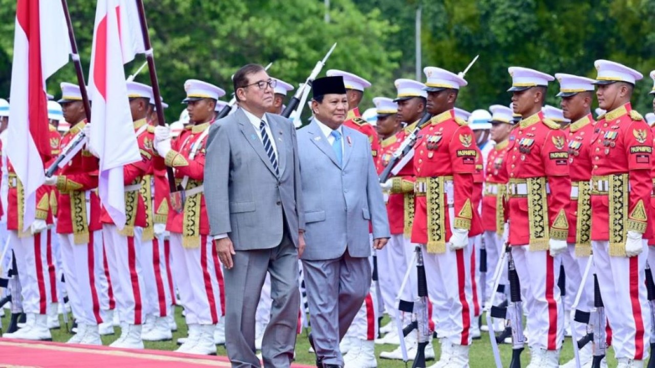 Presiden Prabowo Subianto menyambut kedatangan Perdana Menteri (PM) Jepang, Ishiba Shigeru, di Istana Kepresidenan Bogor, Jawa Barat, pada Sabtu, 11 Januari 2025. (Foto: BPMI Setpres/Muchlis Jr)