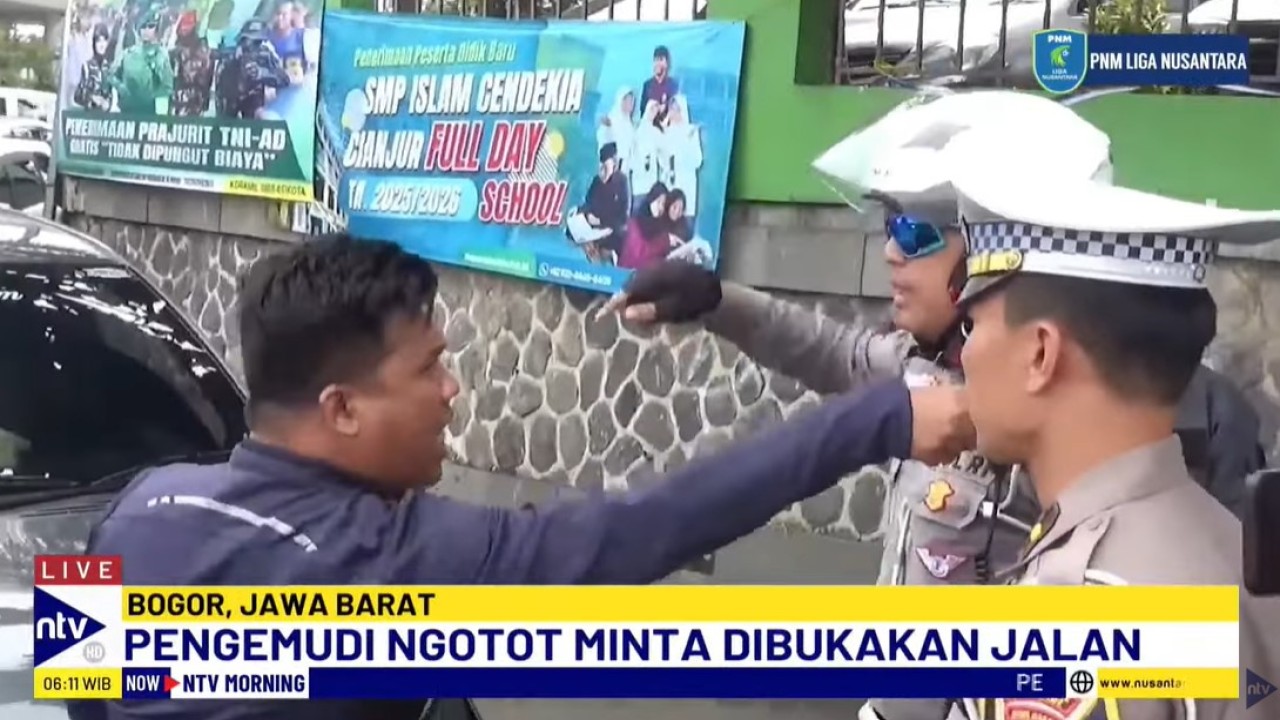 Salah seorang pengemudi mobil tidak terima adanya rekayasa lalu lintas yang menutup jalur dari Cianjur menuju Puncak Bogor.