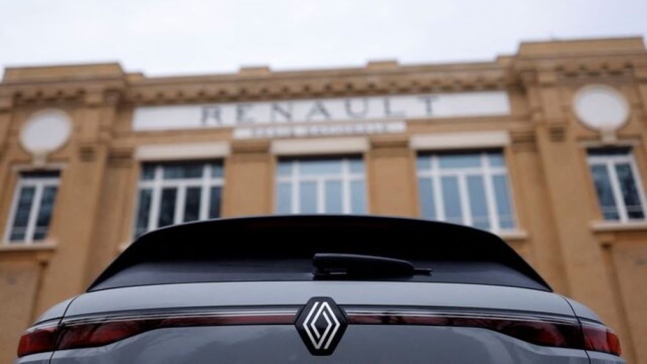 Logo Renault terlihat di sebuah mobil. (Foto: Dok/Christian Hartmann/Reuters)