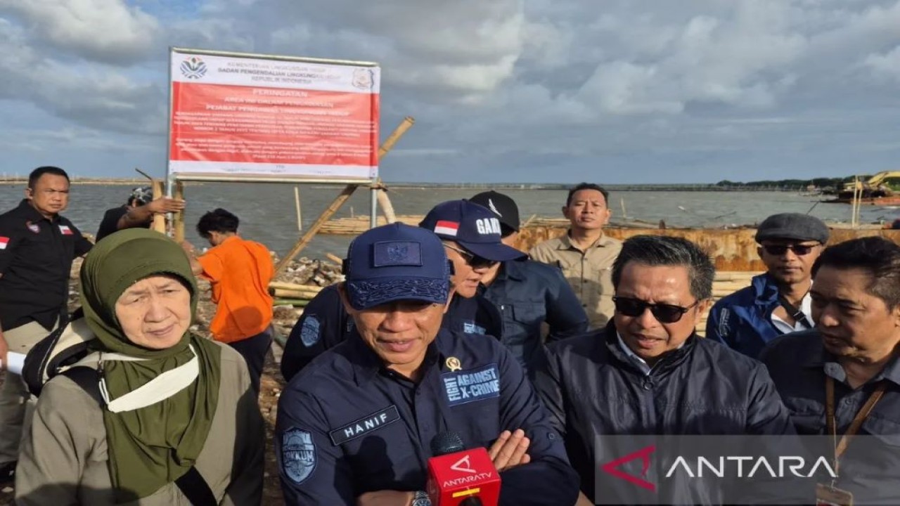 Menteri Lingkungan Hidup/Kepala Badan Pengendalian Lingkungan Hidup Hanif Faisol Nurofiq berdiri di depan papan segel area reklamasi perairan Pal Jaya, Desa Segarajaya, Kecamatan Tarumajaya, Kabupaten Bekasi, Jawa Barat, Kamis/Foto: Antara