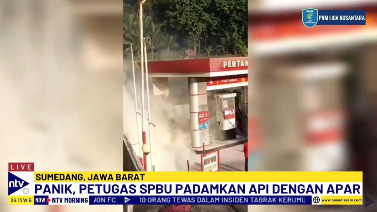 Satu unit sepeda motor penjual bakpao terbakar saat mengisi bensin di SPBU di Jalan Raya Cimalaka, Sumedang-Cirebon, Jawa Barat.