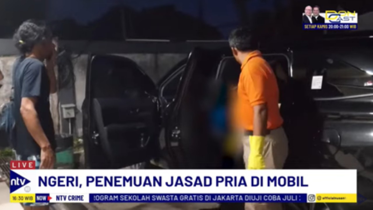 Tim Inafis Polres Karawang mengevakuasi jasad pria yang ditemukan meninggal di dalam mobil yang terparkir selama tiga hari di SPBU Karawang