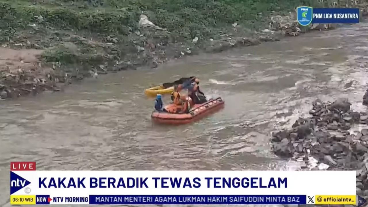 Dua bocah kakak beradik, MA (5) dan MHA (3), tenggelam saat bermain di Kali Bekasi, Kota Bekasi, Jawa Barat.