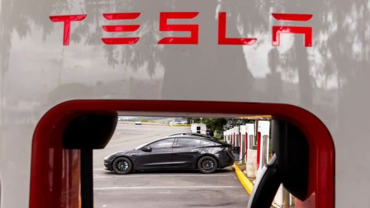 Kendaraan listrik Tesla menggunakan stasiun pengisian daya super Tesla di Union City, New Jersey, Amerika Serikat, 23 Juli 2024. (Foto: Dok/Eduardo Munoz/Reuters)