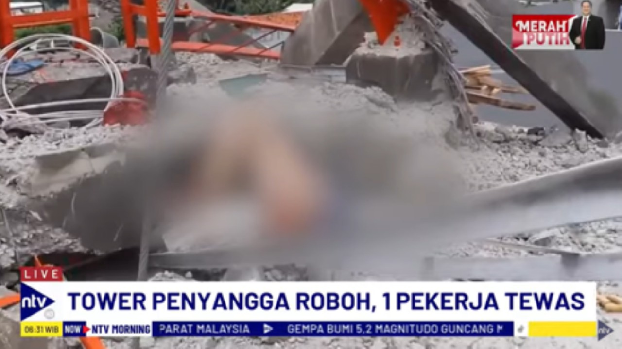 Jasad pekerja yang tewas akibat terhimpit beton tower provider yang roboh