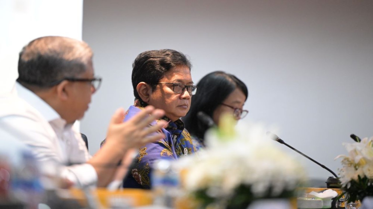 Wamen Transmigrasi Viva Yoga Mauladi (tengah) hadir dalam rapat koordinasi di Kantor Koordinator Kementerian Infrastruktur dan Pembangunan Kewilayahan (IPK), Jakarta, pada 8 Januari 2025. (Foto: Dok/Istimewa)