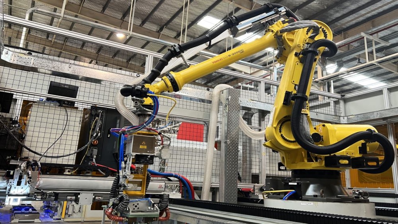 Busbar Welding dengan menggunakan robot di lini produksi baterai mobil listrik Wuling. (Foto: Istimewa/Wuling)