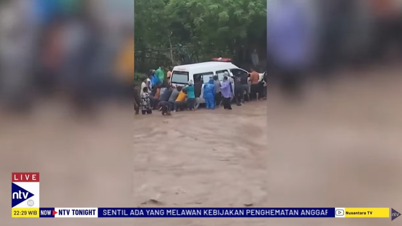 Sopir ambulans nekat menerobos banjir demi antar ibu hamil ke rumah sakit.