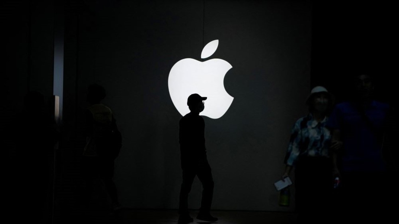 Orang terlihat berjalan di dekat logo Apple di luar tokonya di Shanghai, China, 8 September 2023. (Foto" Dok/Aly Song/Reuters)