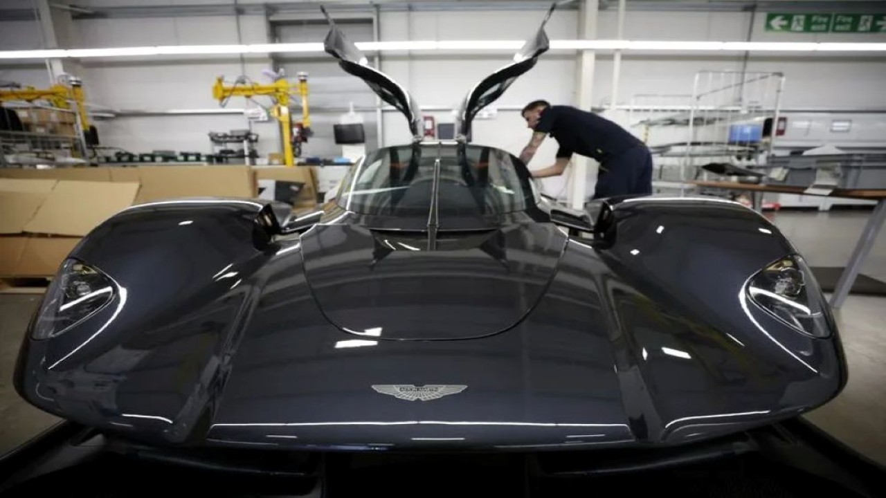 Seorang karyawan bekerja di bagian dalam mobil Aston Martin Valkyrie di pabrik perusahaan di Gaydon, Inggris. (Foto: Reuters)