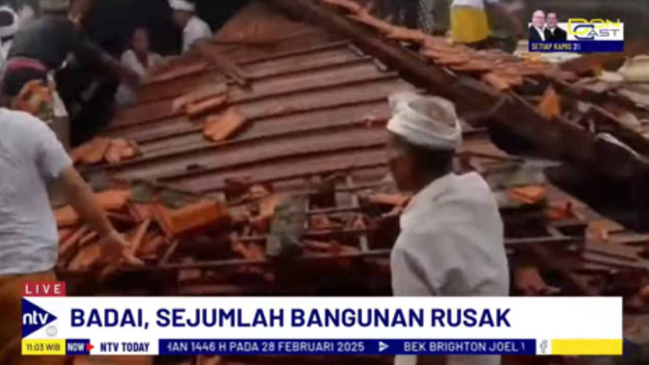 Puluhan rumah dan pura di Bali porak-poranda akibat terjangan angin kencang