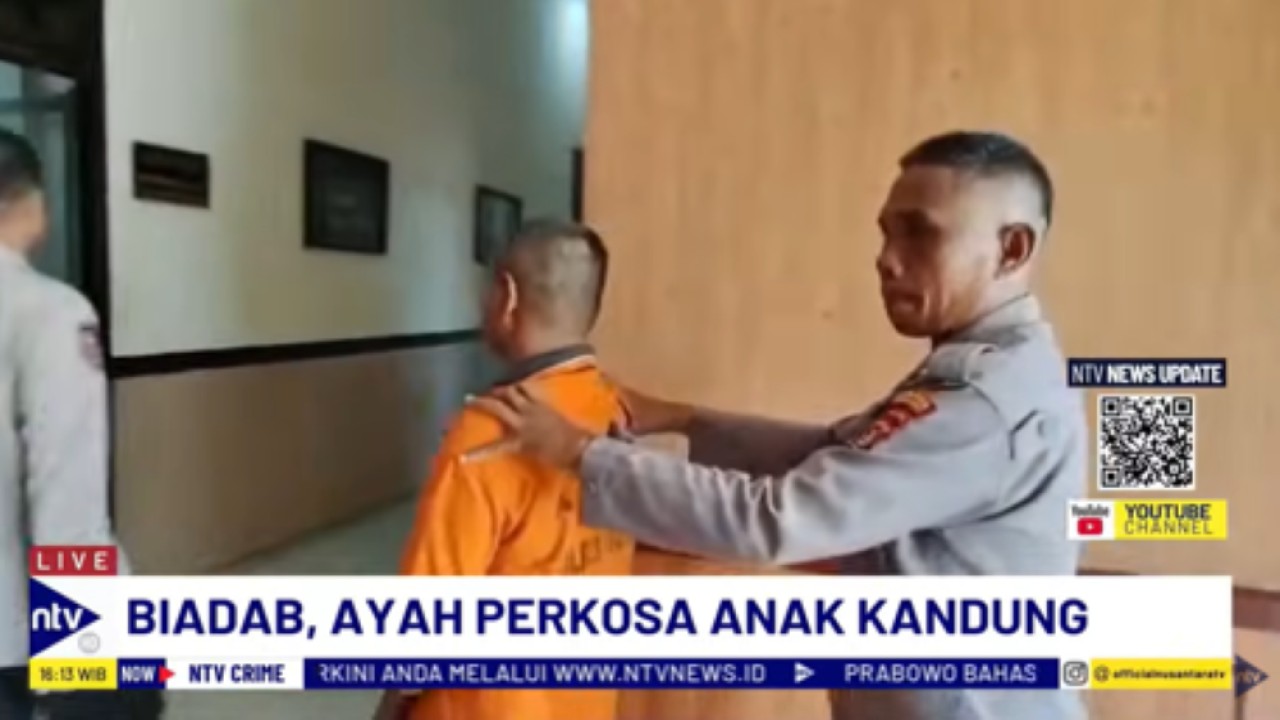 ASW 52 tahun ditangkap pihak kepolisian karena aksi bejatnya memperkosa anak kandungnya selama 4 tahun