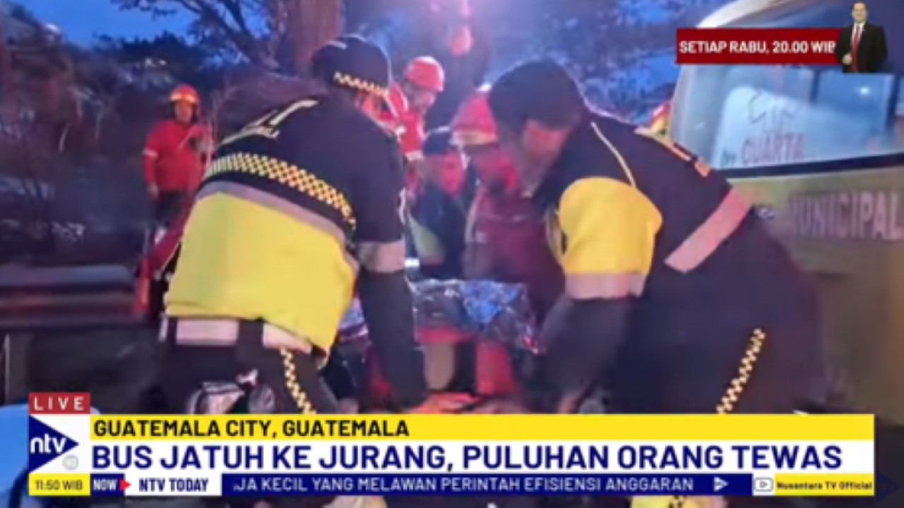 Polisi bersama petugas pemadam kebakaran Guatemala mengevakuasi jasad para korban dalam kecelakaan bus yang jatuh ke jurang