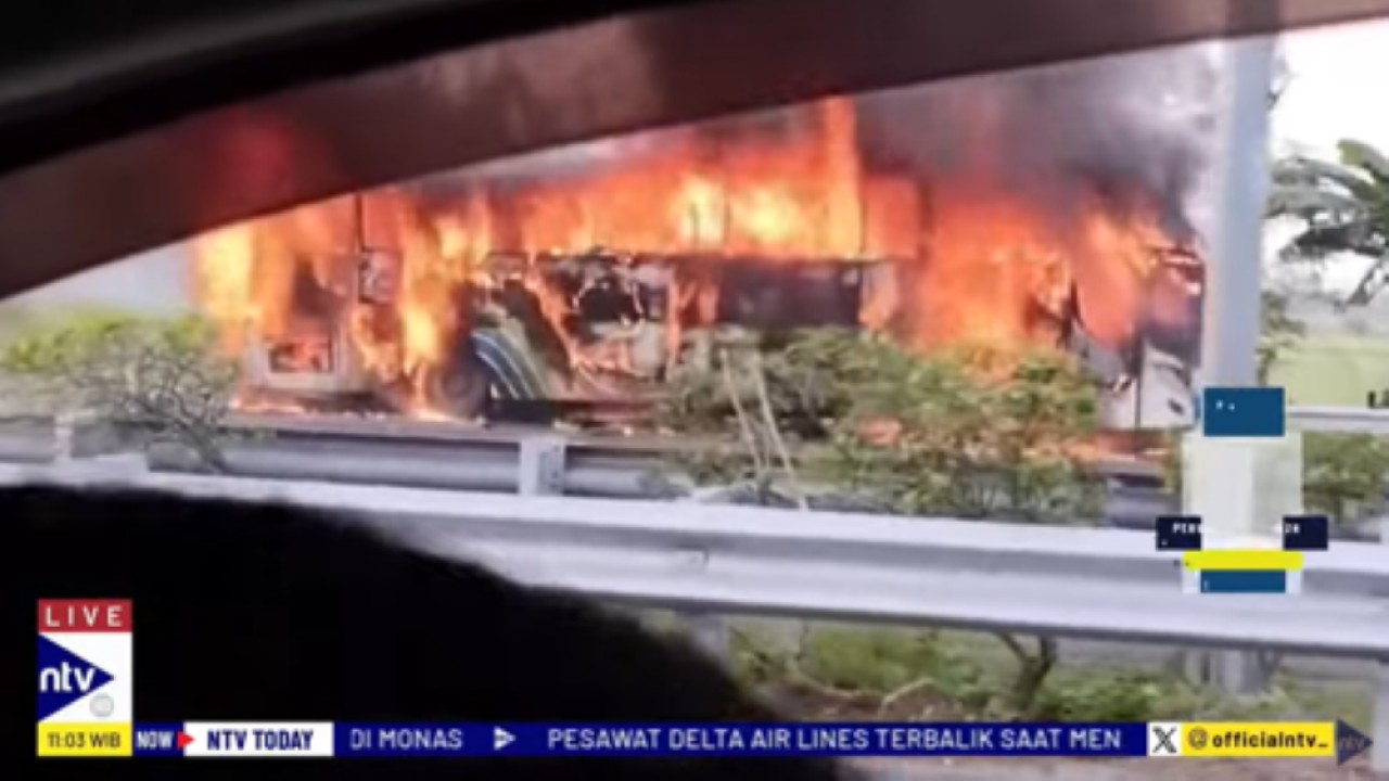 Bus Putra Pelangi ludes terbakar di jalan tol Tebing Tinggi-Tanjung Morawa