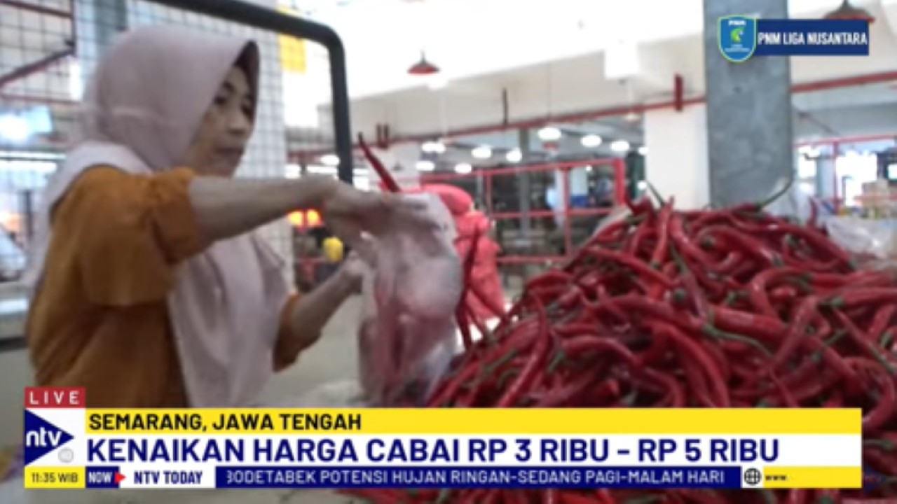 Pedagang dan pembeli di Pasar Johar, Semarang keluhkan lonjakan harga cabai