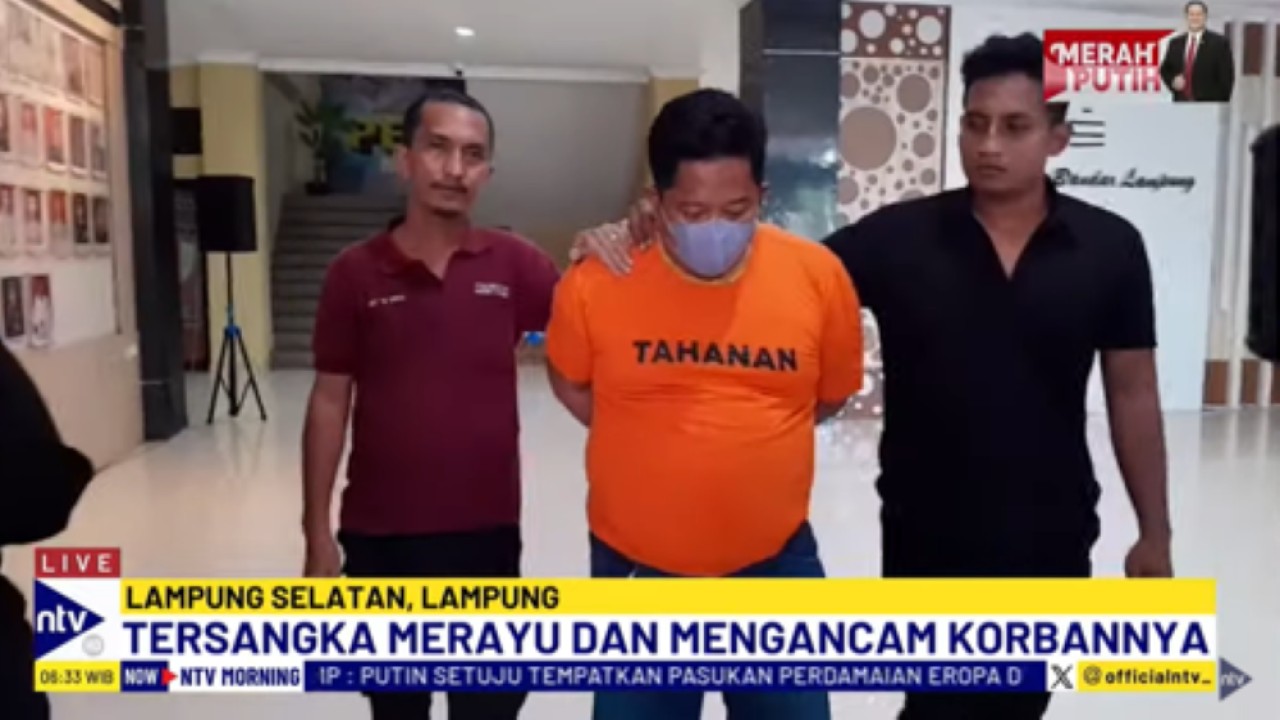 Ridho Susanto (30) supir taksi online yang diduga mencabuli penumpangnya digiring petugas