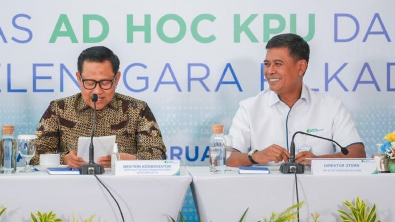 Menteri Koordinator Bidang Pemberdayaan Masyarakat, Muhaimin Iskandar atau Cak Imin menyerahkan santunan BPJS Ketenagakerjaan kepada Petugas Pilkada/Foto: Istimewa