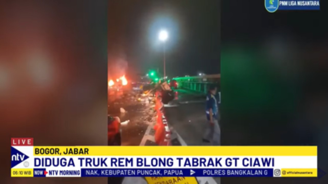 Gerbang tol Ciawi hancur dan beberapa mobil terbakar dan terbalik akibat kecelakaan beruntun yang menewaskan delapan orang