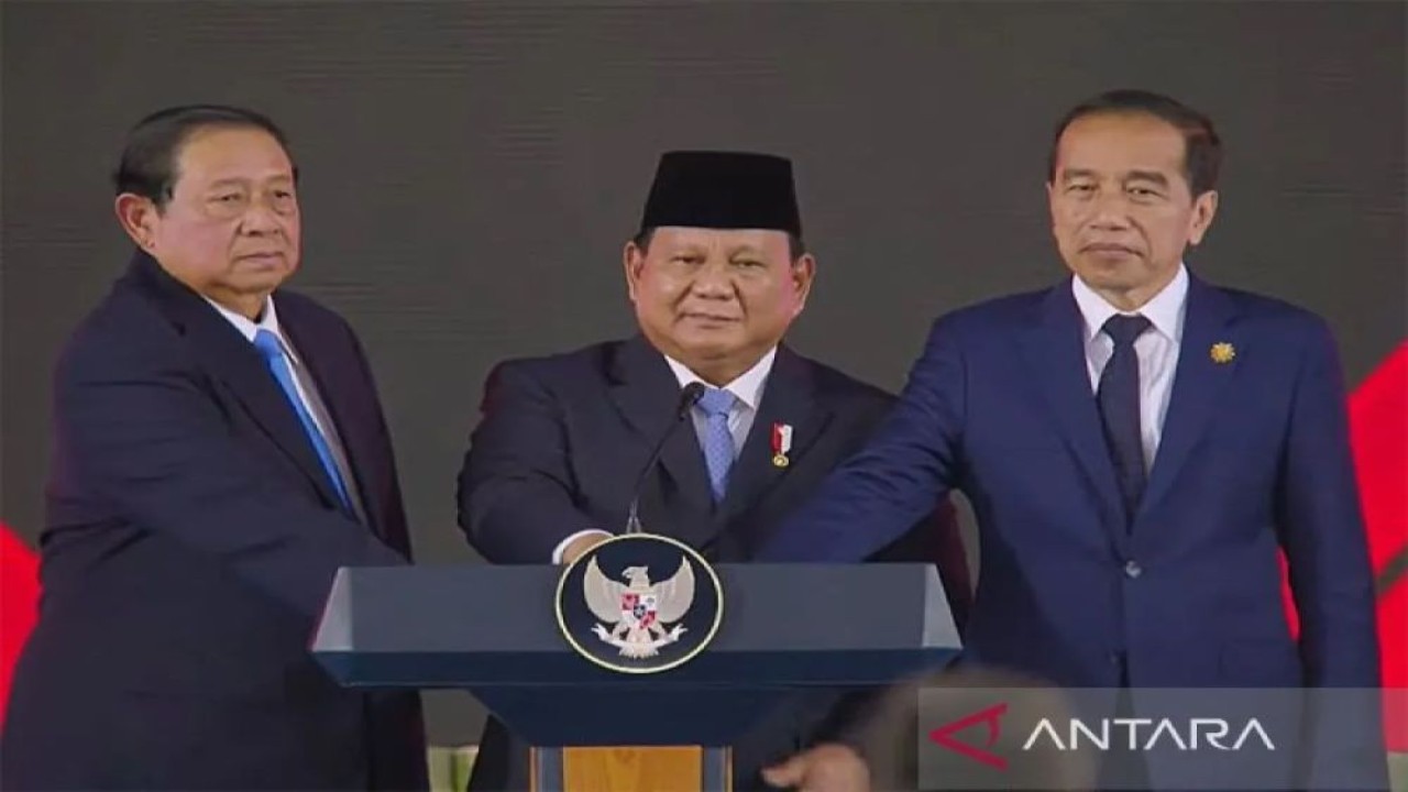 Tangkapan layar - Presiden RI Prabowo Subianto bersama Presiden Ke-7 RI Joko Widodo (kanan) dan Presiden Ke-6 RI Susilo Bambang Yudhoyono (kiri) menekan tombol bersama seraya meluncurkan secara resmi Badan Pengelolaan Investasi Daya Anagata Nusantara (BPI Danantara) di Istana Kepresidenan Jakarta, Senin (24/2/2025). ANTARA/Mentari Dwi Gayati/aa.