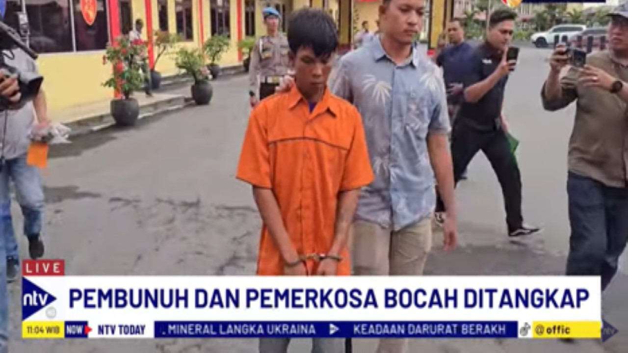 Dimas Taufik pembunuh dan pemerkosa bocah perempuan berusia 7 tahun di Deli Serdang digiring petugas